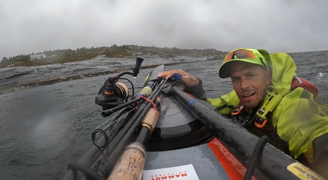 VELT: Ligger å svømmer i Tronheimsleia etter et hendig lite uhell i medvinden. Surfet avgårde og fikk plutselig såpass stor fart at jeg brøytet inn i bølgen foran, ble slukt, vrengt rundt og plutselig lå i vannet. Litt svimete etter 95 kilometer padling den dagen, så det var like greit å gi seg. VELT: Ligger å svømmer i Tronheimsleia etter et hendig lite uhell i medvinden. Surfet avgårde og fikk plutselig såpass stor fart at jeg brøytet inn i bølgen foran, ble slukt, vrengt rundt og plutselig lå i vannet. Litt svimete etter 95 kilometer padling den dagen, så det var like greit å gi seg.