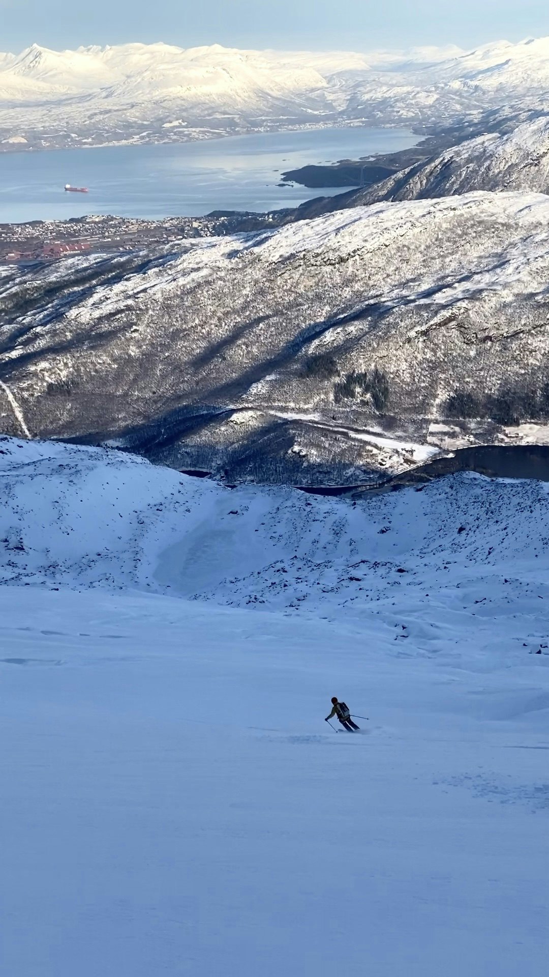 Nedkjøring på breen med Narvik og tilhørende malmbåt i bakgrunnen (det skipes svært mye jernmalm fra den isfrie havnen). Foto: Micke af Ekenstam