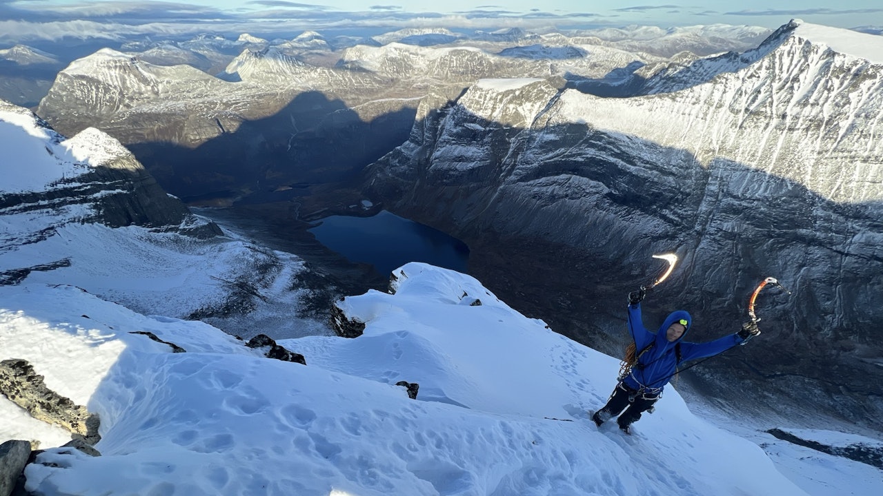 ENDELIG OPPE: Kjetil Grimsæth på toppen av Store Trolla i Innerdalen etter bestigning av Nordribba på vinterlige forhold i oktober. Foto: Ulf Egeberg