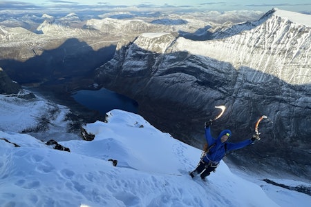 ENDELIG OPPE: Kjetil Grimsæth på toppen av Store Trolla i Innerdalen etter bestigning av Nordribba på vinterlige forhold i oktober. Foto: Ulf Egeberg