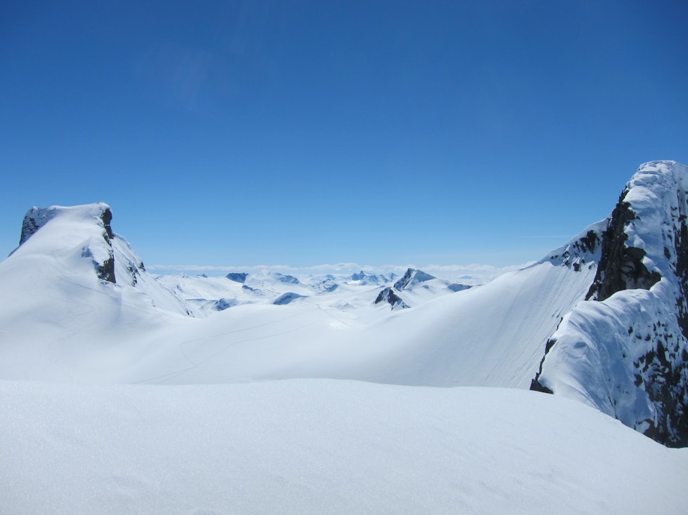 Storebjørn (2222 moh) til venstre i bilde. Foto: Lisa Kvålshaugen Bjærum