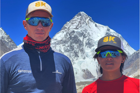 FØR TUR: Frank Løke, Pemba Sherpa foran K2. FØR TUR: Frank Løke, Pemba Sherpa foran K2.