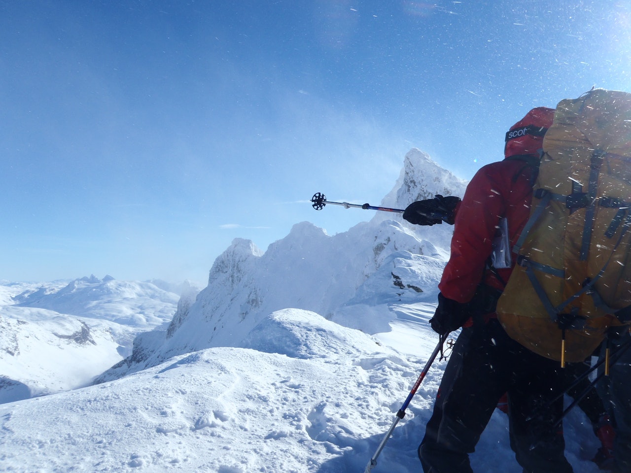 På Nordre Dyrhaugstind. Store Dyrhaugstind i bakgrunnen. Foto: Lisa Kvålshaugen Bjærum På Nordre Dyrhaugstind. Store Dyrhaugstind i bakgrunnen. Foto: Lisa Kvålshaugen Bjærum