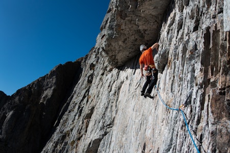 IKKE KARAKTERBYGGENDE NOK: Dette bildet er fra ruta La Fin de Babylone på Brevent i Chamonix. Høyt til fjells, og åtte taulengder opp til grad 6c (norsk 7), men med skiheis, kafé, sydvendt fjell og feil vindretning ble det ikke så karakterbyggende som håpet. Are Reed på cruxtaulengden. Foto: Asgeir Rusti