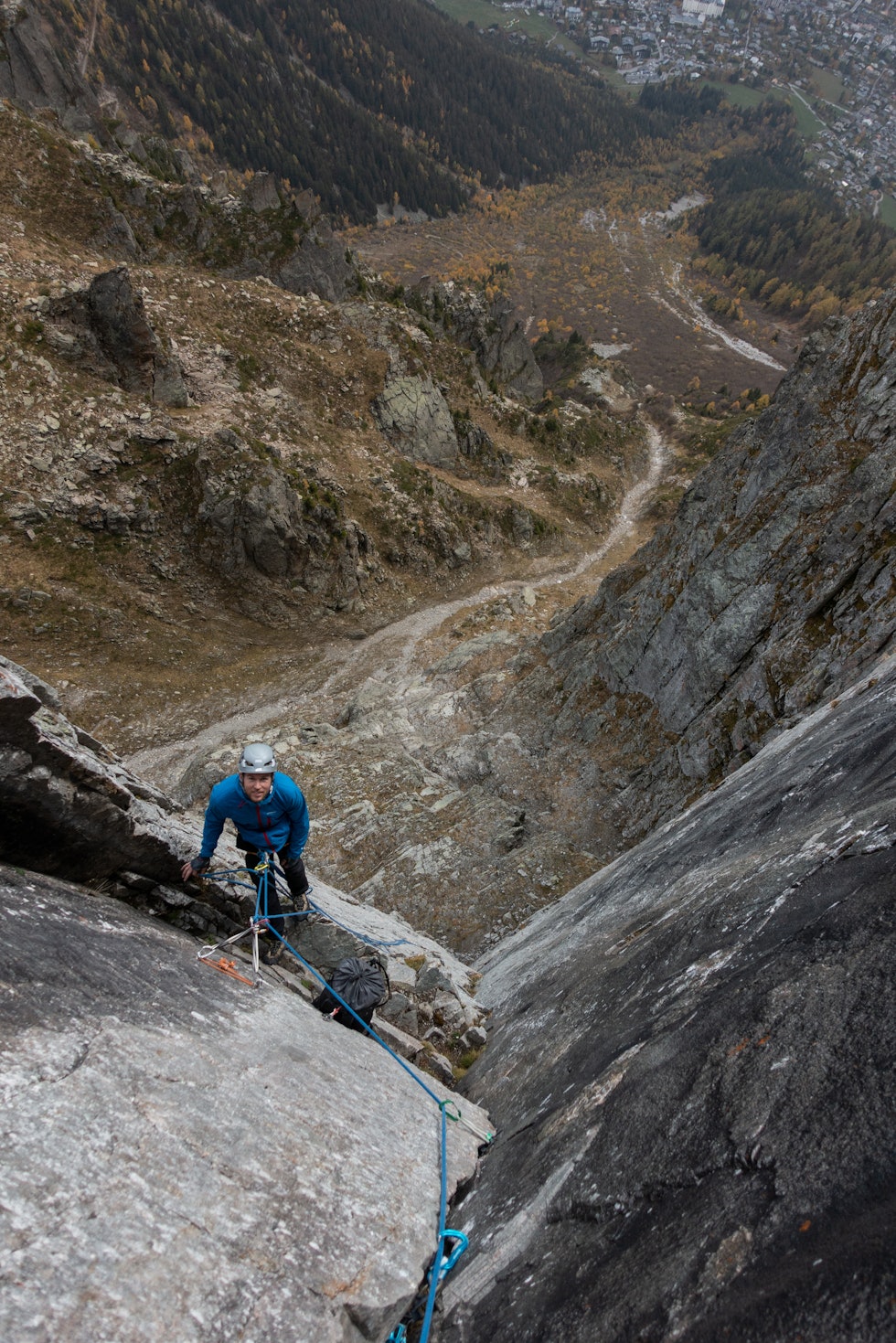 Are Reed på andre standplass på Ex-Libris grad 6b. Fem taulengder naturlig sikret klatring ved Brevent i Chamonix. Foto: Asgeir Rusti