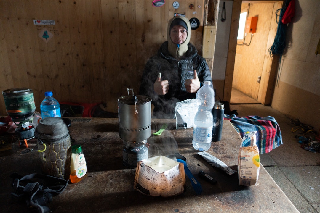Trivsel og frokostlaging i Abri Simond hytta. Foto: Asgeir Rusti