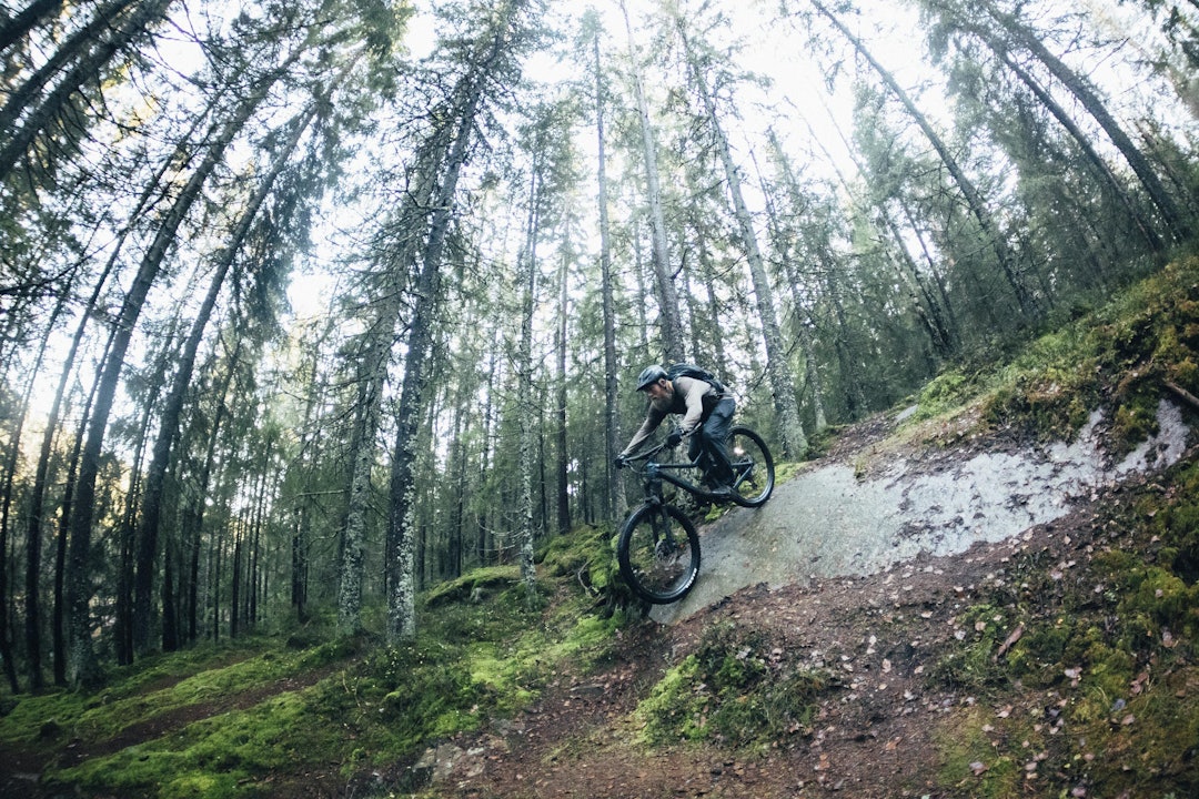 SLAB: Det engelske ordet som brukes om slike svaberg, har satt seg hos artikkelforfatteren. Anders Gulbrandsen rører ikke bremsen alt for mye. Foto: Kristoffer H. Kippernes. lillomarka sykling