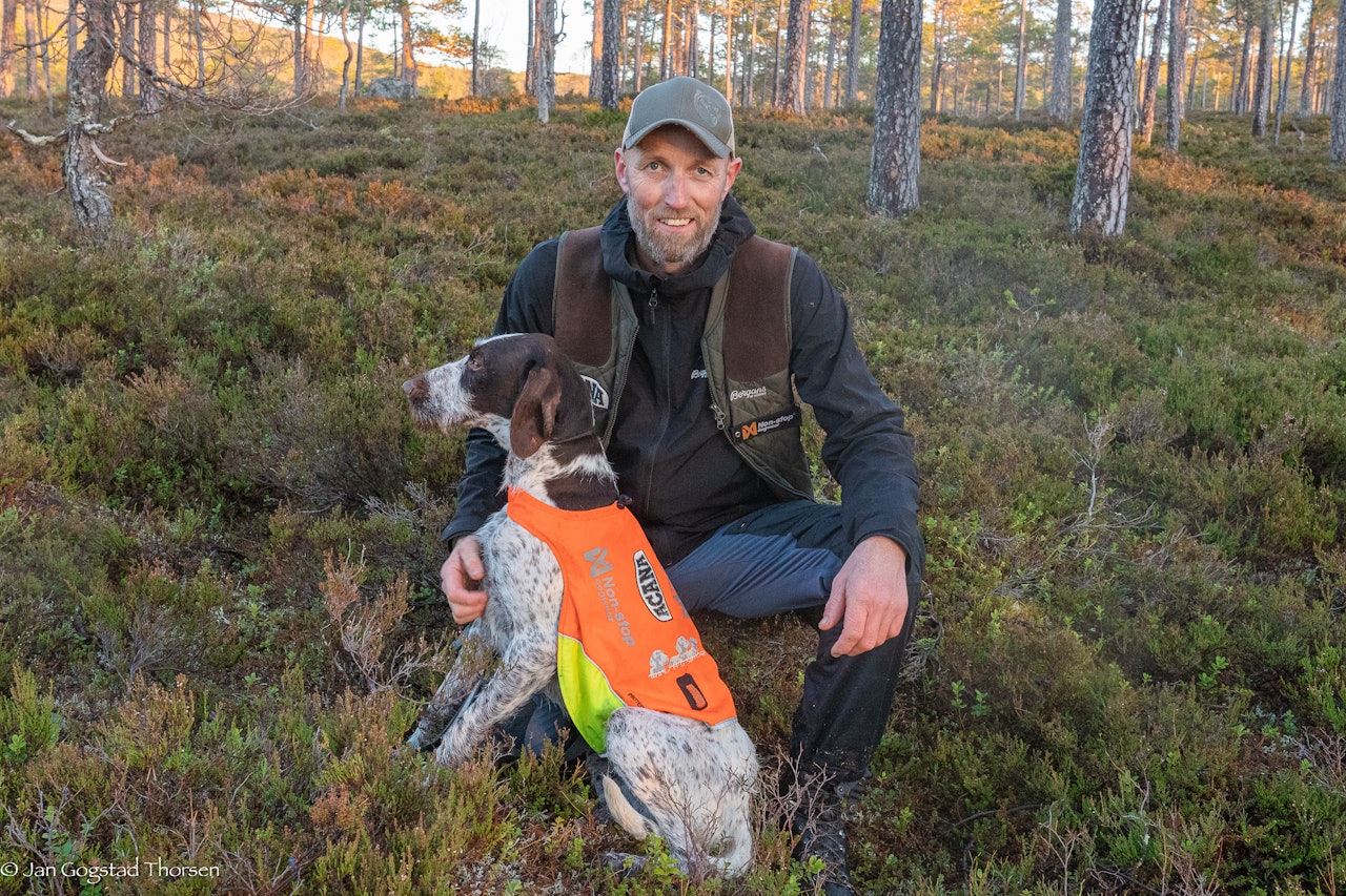 VINNERDUO: Hundefører Rune Fossum og Speldragets J-The Boss fant fuglen og leverte til gull, blant mange dyktige hunder. (Foto: Jan Gogstad Thorsen)