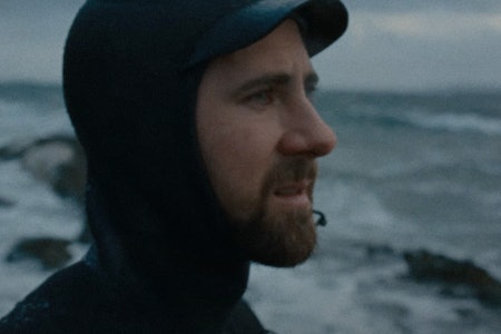 STJERNA: Joacim Nyhaugen ante nok lite om at han skulle være frontfigur i en musikkvideo i A-ha, da han flyttet til Lofoten i 2016. Foto: Mats Birkelund / Apparent / A-ha STJERNA: Joacim Nyhaugen ante nok lite om at han skulle være frontfigur i en musikkvideo i A-ha, da han flyttet til Lofoten i 2016. Foto: Mats Birkelund / Apparent / A-ha