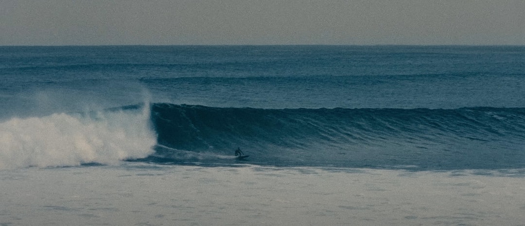 STORT: As if inneholder rett og slett noen av de beste surf- og bølgedagene som er dokumentert i Norge. Noen gjeste-surfere er det, men det meste er med Joackim Nyhaugen. Foto: As if / True North STORT: As if inneholder rett og slett noen av de beste surf- og bølgedagene som er dokumentert i Norge. Noen gjeste-surfere er det, men det meste er med Joackim Nyhaugen. Foto: As if / True North