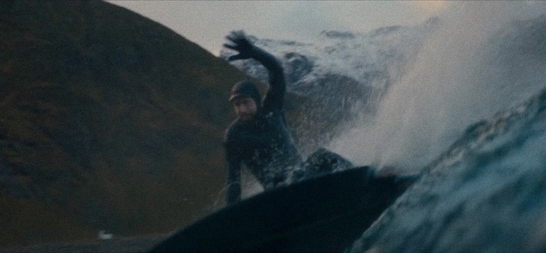 VINTERSURF: Musikkvideoen har en miks av bilder fra Norges mest kjente surfested Unstad. Skjermbilde: As If / True North VINTERSURF: Musikkvideoen har en miks av bilder fra Norges mest kjente surfested Unstad. Skjermbilde: As If / True North