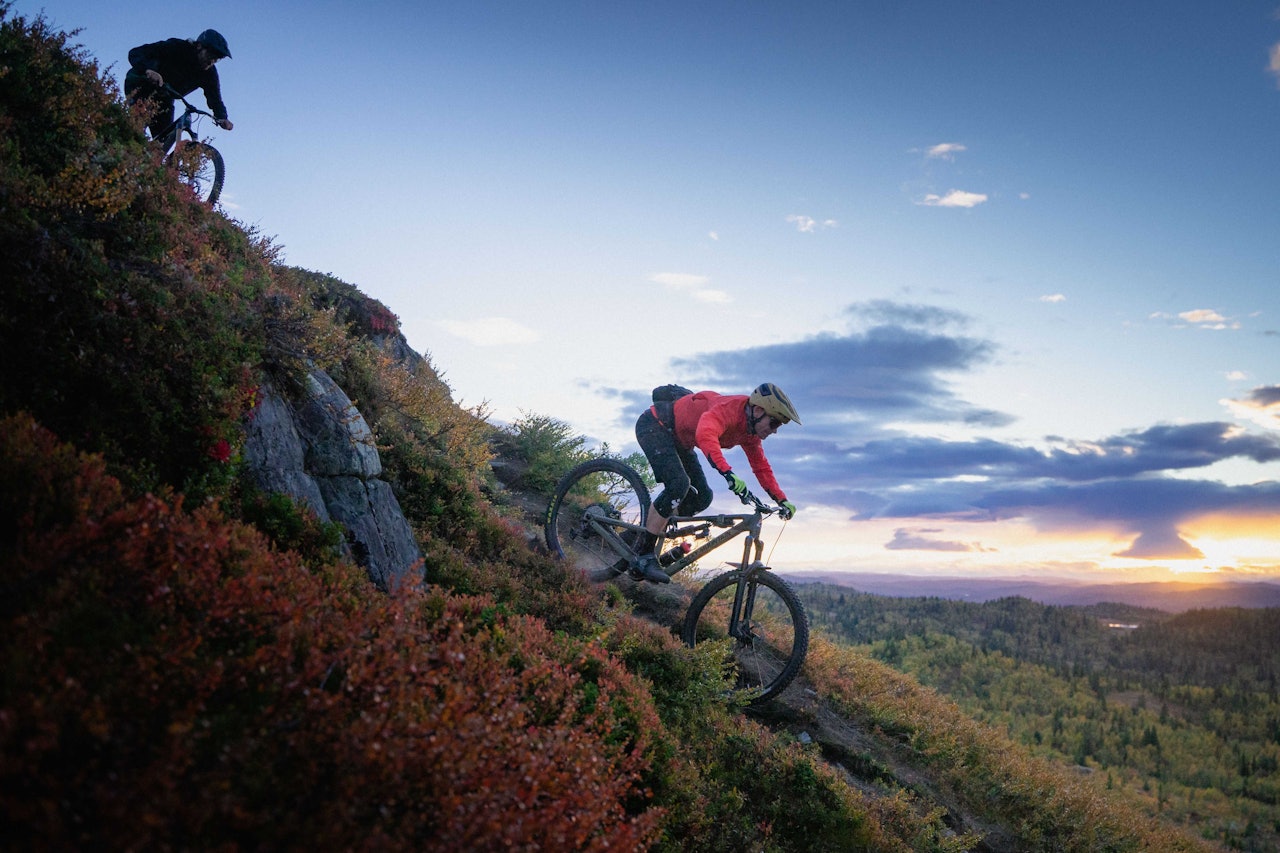 DRØMMEDAG: Emil Carlson (front) og Svenn Fjeldheim får med seg de siste solstrålene over Hallingdal. Foto: Lars Storheim emil carlson svenn fjeldheim sykling
