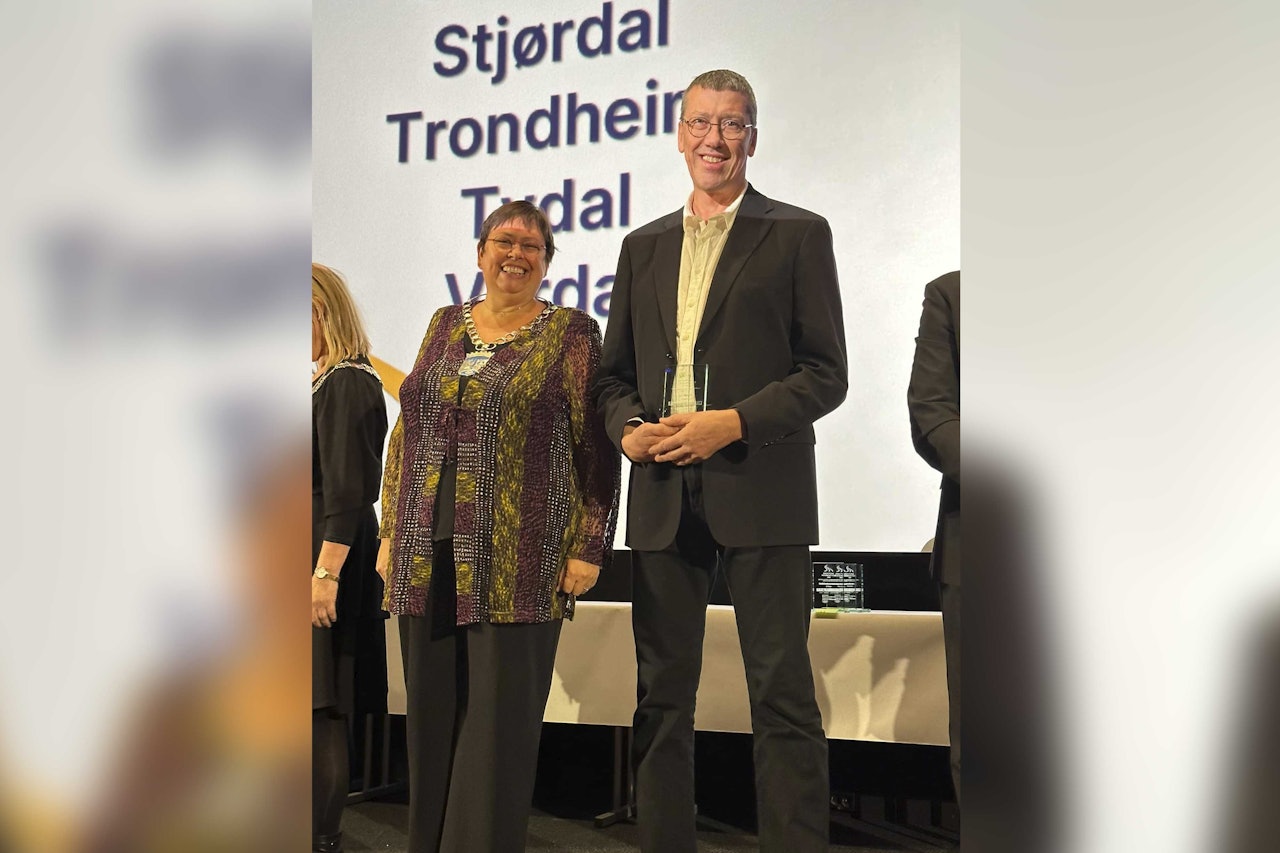 STOLT: Ordfører i Trondheim, Rita Ottervik, delte ut prisen «Årets ildsjel» til Ola Resell. Foto: Amund Hellesø. ola resell hederspris sykling