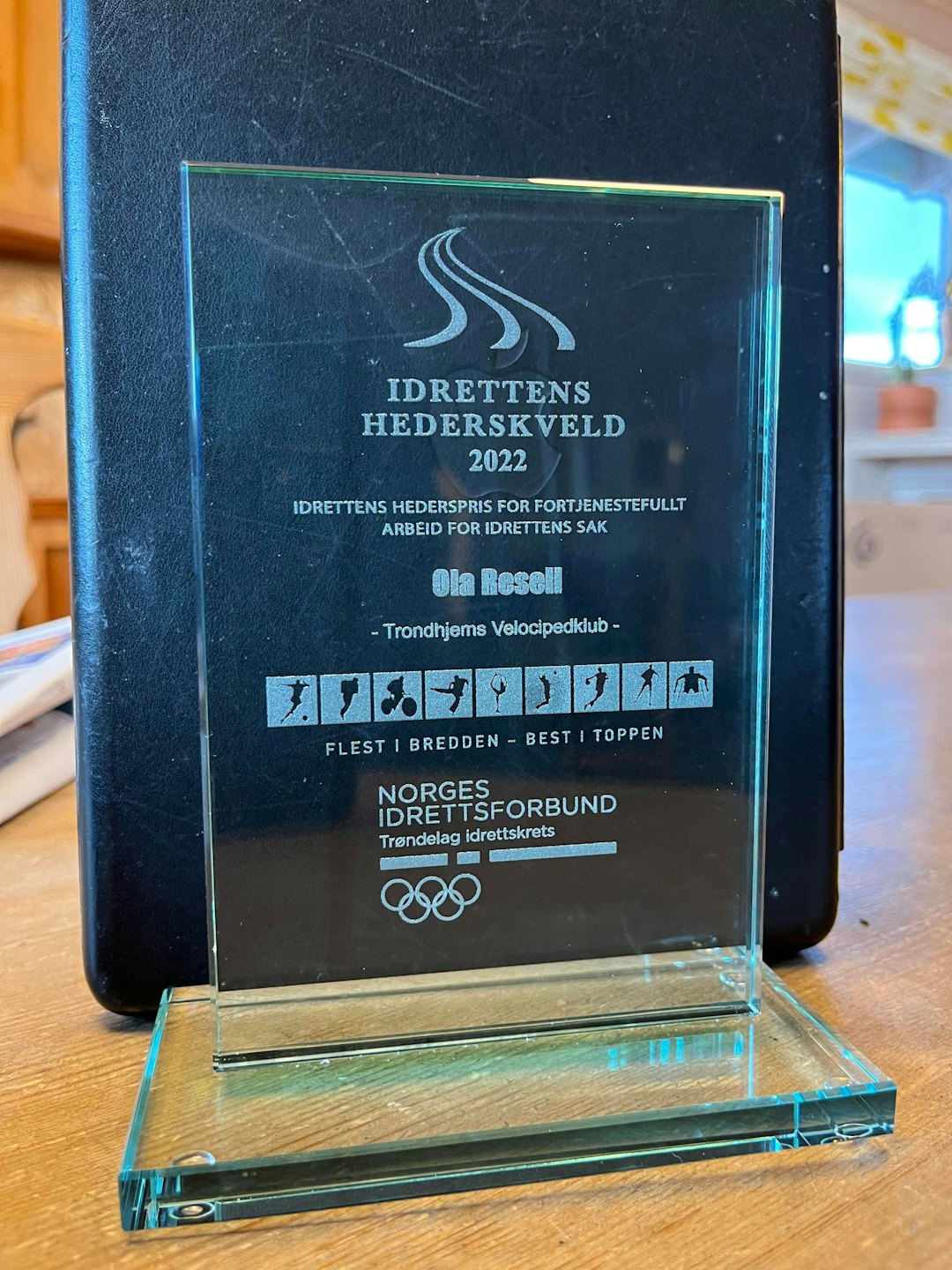 HEDERSPRIS: Utmerkelsen Ola Resell fikk av Trøndelag idrettskrets. Foto: Privat. hederspris ola resell