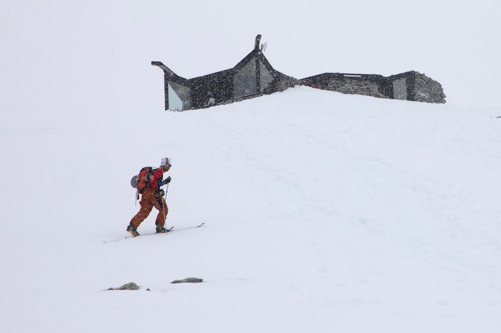 TOPPEN AV NORGE: Fri Flyts testgeneral Erlend Sande nærmer seg toppen av Galdhøpiggen under testing våren 2022. Foto: Tore Meirik