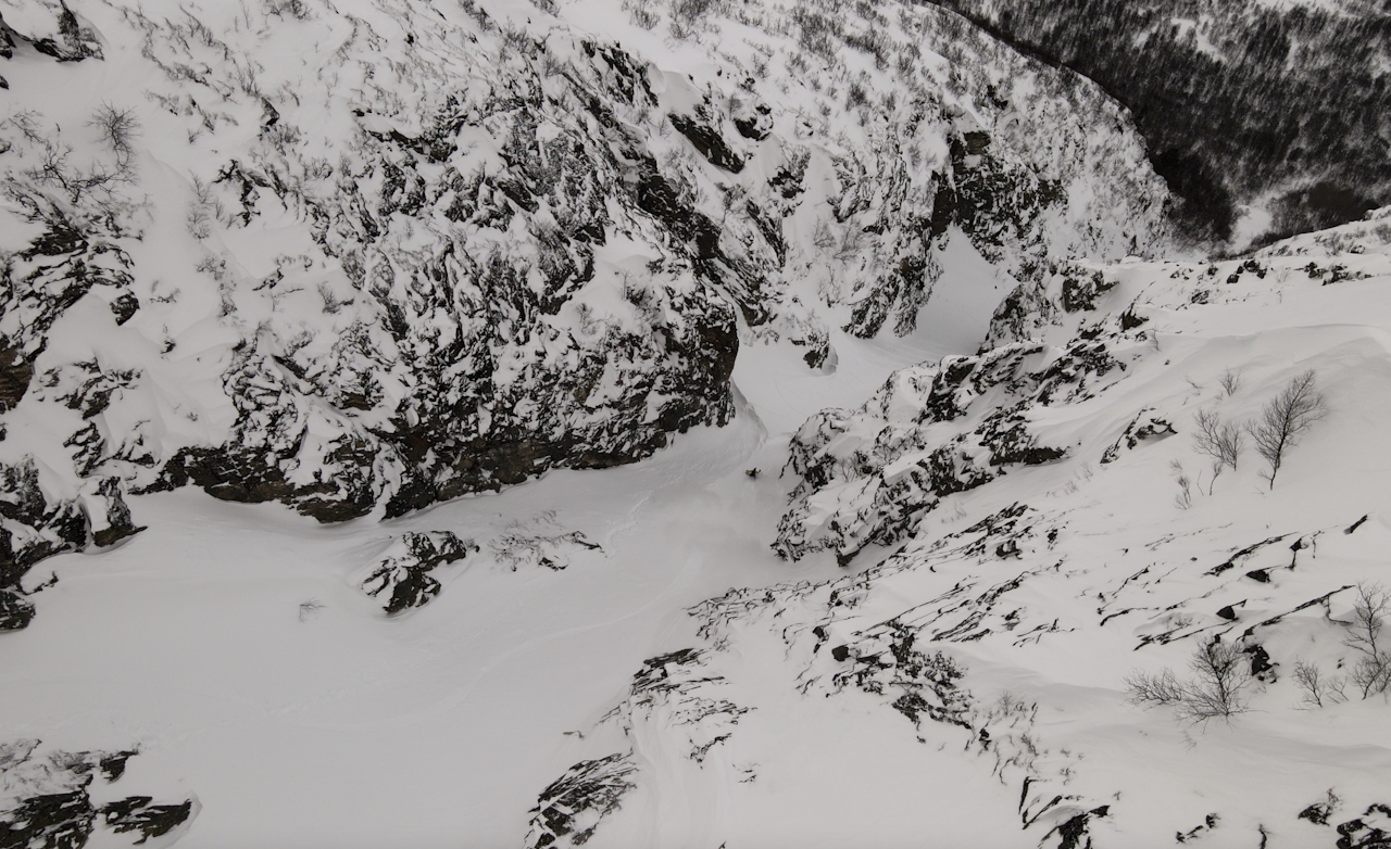 TØFFE SHOTS: På vei ned renna på fjellet Buslættkampen i Storlidalen. Foto: Markus Aase TØFFE SHOTS: På vei ned renna på fjellet Buslættkampen i Storlidalen. Foto: Markus Aase