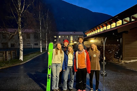 STORT BEHOV: Studentene mener det er stort behov for en skibuss med faste tider i Sogndal. Fra venstre: Maria Sandvik-Ebbing, Tobias Hellstrøm Nordahl, Lea Viktoria Westli, Noah Aolmetjord-Dalland, Perle Eidal, Tuva Kloster Vikeså. STORT BEHOV: Studentene mener det er stort behov for en skibuss med faste tider i Sogndal. Fra venstre: Maria Sandvik-Ebbing, Tobias Hellstrøm Nordahl, Lea Viktoria Westli, Noah Aolmetjord-Dalland, Perle Eidal, Tuva Kloster Vikeså.