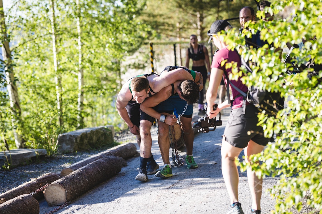 OVER STOKK OG STEIN: Etterhvert i lagkonkurransen går Trygve Røn tom for krefter, slik at Sondre Lernes i tillegg nærmest må bære den utslitte lagkameraten over målstrekenFoto: Erlend Lånke Solbu/NRK OVER STOKK OG STEIN: Etterhvert i lagkonkurransen går Trygve Røn tom for krefter, slik at Sondre Lernes i tillegg nærmest må bære den utslitte lagkameraten over målstrekenFoto: Erlend Lånke Solbu/NRK