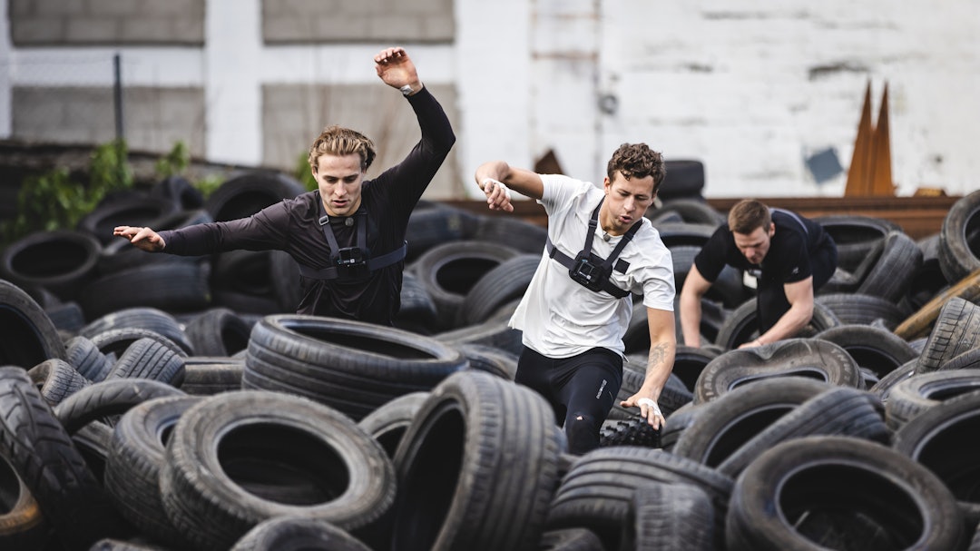 DEKKSPESIALIST: Sondre Lernes brillierte i Øvelsen der deltakerene må løpe gjennom et fjell av dekk, men valgte av taktiske grunne rå gi vekk førsteplassen til Brage Gåsvær - Sondres antatt sterkeste konkurrent. Foto: Erlend Lånke Solbu/NRK DEKKSPESIALIST: Sondre Lernes brillierte i Øvelsen der deltakerene må løpe gjennom et fjell av dekk, men valgte av taktiske grunne rå gi vekk førsteplassen til Brage Gåsvær - Sondres antatt sterkeste konkurrent. Foto: Erlend Lånke Solbu/NRK
