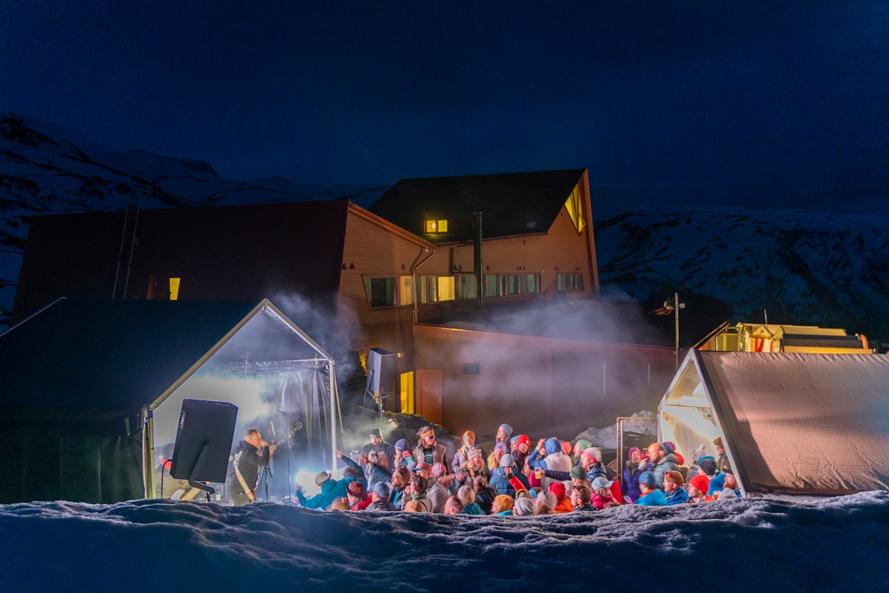 Det blir god kok i festivalteltet både fredag og lørdag under High Camp Turtagrø! Foto: Brynjar Tvedt Det blir god kok i festivalteltet både fredag og lørdag under High Camp Turtagrø! Foto: Brynjar Tvedt