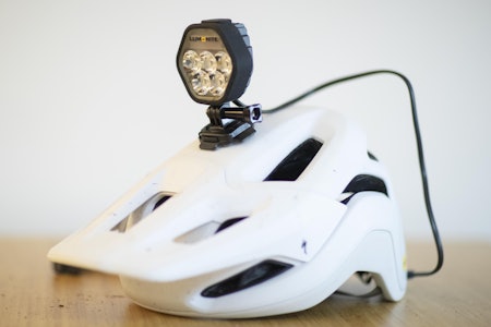 SITTER FAST: Vi anbefaler å bruke et hjelmfeste som er skikkelig solid hvis du skal ha denne lykten på hodet. Foto: Kristoffer H. Kippernes. Lumonite Navigator 2 sykkellykt test