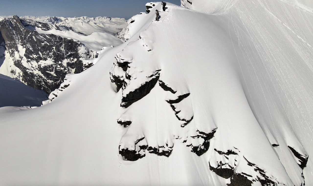 LIKE FØR: Hvorfor karene måtte snu da de skulle prøve seg på nedkjøring av Slingsbyruta på Store Vengetind ser du i tredje og siste episode av Sjikt. Foto: Markus Aase LIKE FØR: Hvorfor karene måtte snu da de skulle prøve seg på nedkjøring av Slingsbyruta på Store Vengetind ser du i tredje og siste episode av Sjikt. Foto: Markus Aase