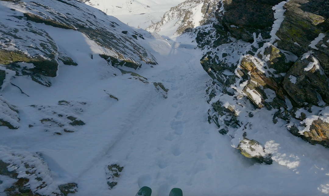 NEDKJØRINGEN: Selv om karene ikke fikk kjørt Slingsbyruta, ble det likevel sprek skikjøring på vei ned fra Romsdalens høyeste fjell. Foto: Markus Aase NEDKJØRINGEN: Selv om karene ikke fikk kjørt Slingsbyruta, ble det likevel sprek skikjøring på vei ned fra Romsdalens høyeste fjell. Foto: Markus Aase