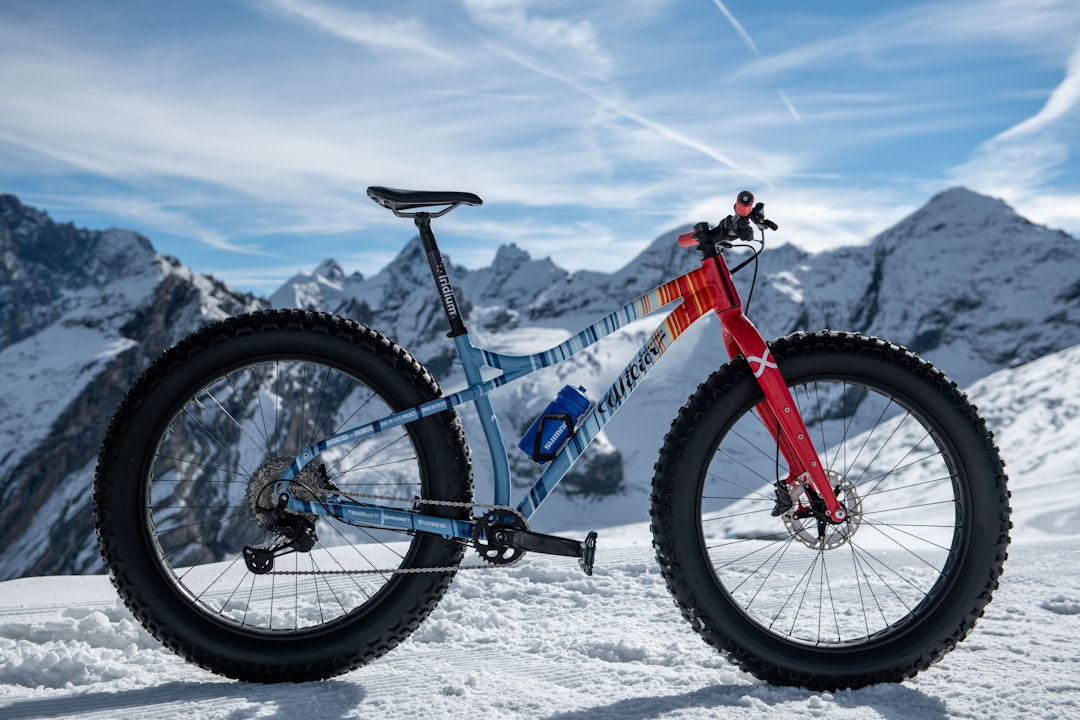 SYKKELEN: På en spesialdesignet fatbike fra Wilier skal Omar Di Felice bryne seg på iskalde temperaturer i Antarktis. Foto: @Mirrormedia.art SYKKELEN: På en spesialdesignet fatbike fra Wilier skal Omar Di Felice bryne seg på iskalde temperaturer i Antarktis. Foto: @Mirrormedia.art