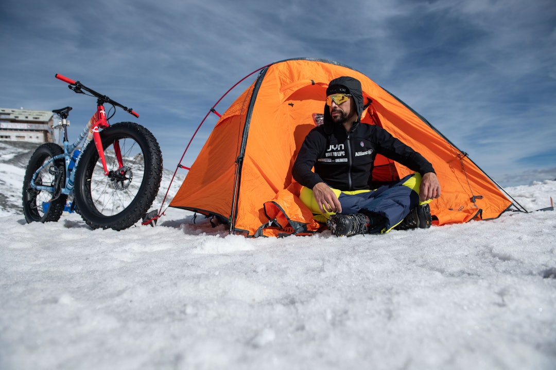 SKAL SYKLE MED SLEDE: For å få med seg blant annet telt er Di Felice nødt til å ha en slede bak sykkelen. Foto: @Mirrormedia.art