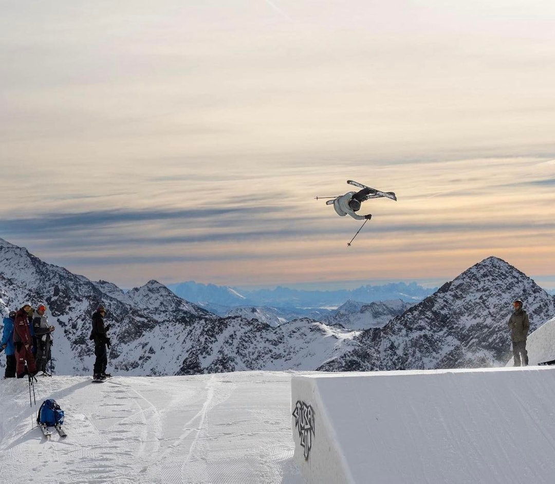 EN AV DE BESTE: Johanne Killi med et av sine signaturtriks - Switch 540 japangrab. Foto: Freeskilandslaget/Christoffer Schach. Johanne Killi legger opp