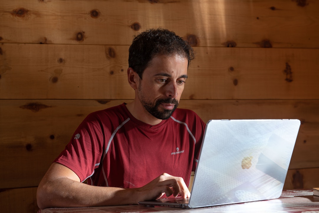 ULTRASYKLIST: Omar Di Felice har flere lange sykkeleventyr bak seg, men ingen så krevende som den han nå skal igjennom i Antarktis. Foto: @Mirrormedia.art ULTRASYKLIST: Omar Di Felice har flere lange sykkeleventyr bak seg, men ingen så krevende som den han nå skal igjennom i Antarktis. Foto: @Mirrormedia.art