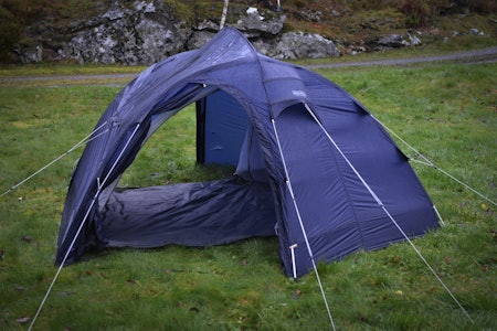 KUPPELTELT: Barents Stetind 3 Ultralight er et tresesongs telt med to innganger. Foto: Egill Danielsen barents stetind 3 UL telt test