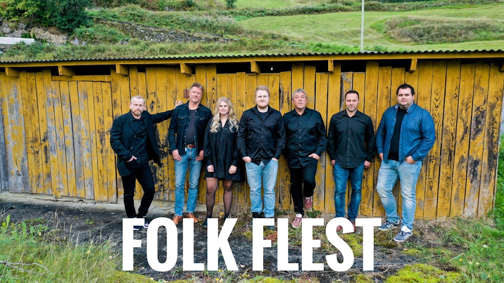 Bandet Folk Flest spiller fredagen i festivalteltet etter basaren.