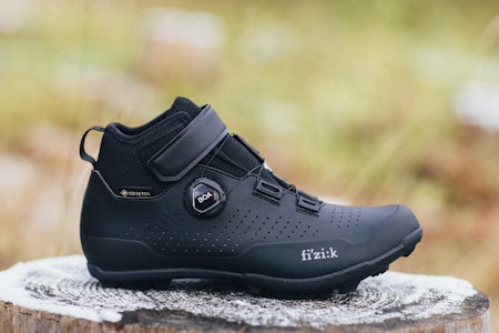 VINTERSKO? Den ser til forveksling ut som en helt vanlig sykkelsko, men Fizik Terra Artica har både varmt innerfór og Gore-Tex. Holder den deg varm på kjølige turer? Foto: Kristoffer H. Kippernes. test av fizik terra artica gtx vinter sko sykkel