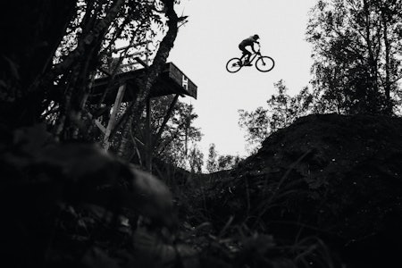 MONSTERDROPP: Harstad sykkelparks største utfordring er en dropp de fleste må gjøre en sjelsøkende vurdering før de setter utfor. Amund Røkenes har gjort den nok ganger til å ikke måtte tenke seg om for lenge. MONSTERDROPP: Harstad sykkelparks største utfordring er en dropp de fleste må gjøre en sjelsøkende vurdering før de setter utfor. Amund Røkenes har gjort den nok ganger til å ikke måtte tenke seg om for lenge.