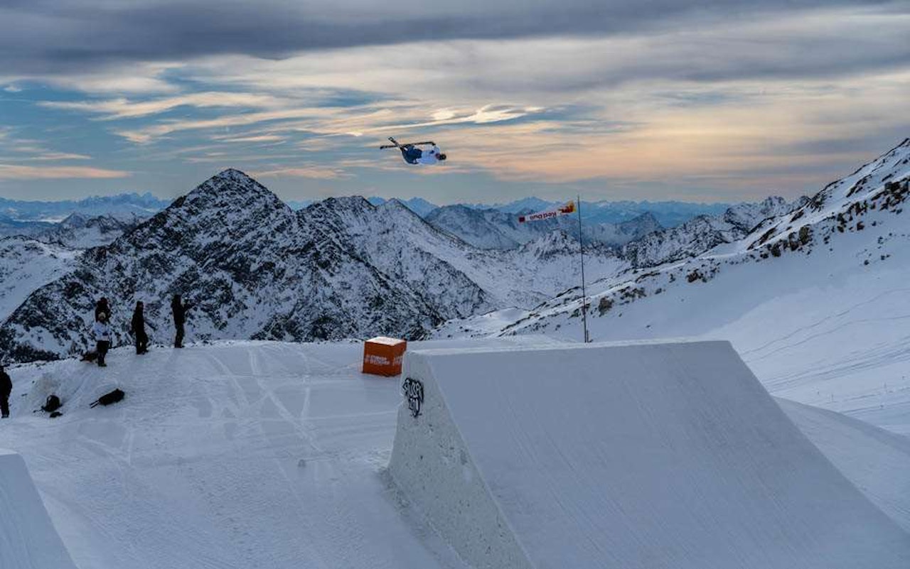 ENDA EN SEIER: Birk Ruud vant sesongens første slopestyleverdenscup i Stubai. Foto: Freeskilandslaget