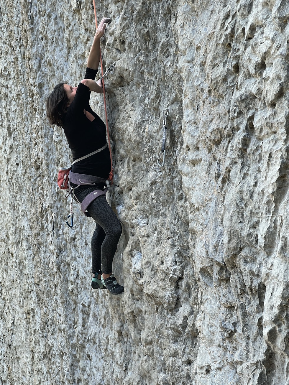 VORALPSEE, SVEITS: Nina klatret langt ut i graviditeten. Her er hun på en tur i Sveits med legenden Lynn Hill som har fiksa topptau til henne. Foto: Bryan Lipzig