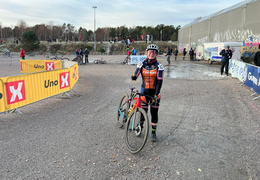 GULL: Elisabeth Sveum jubler for en ny norgesmester–tittel – hennes andre i cyclocross. Foto: Kristiansands CK