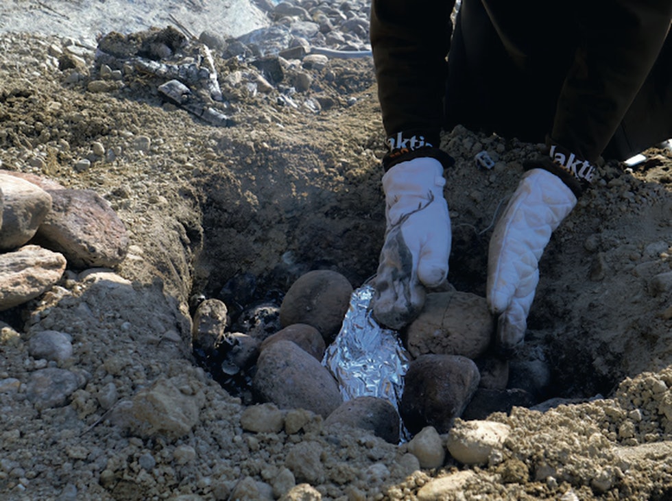 Bruk tjukke hansker når du skal håndtere steinene i bålgropa – de skal nemlig være glovarme! Foto: Terje Høihjelle