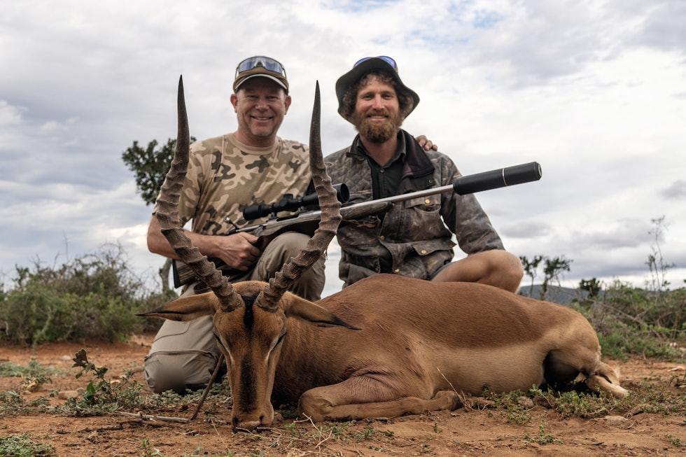 Afrikadrømmen: Et uforglemmelig minne fra en jakttur du alltid vil huske. Torgeir og Matt gleder seg begge over fangsten. Afrikadrømmen: Et uforglemmelig minne fra en jakttur du alltid vil huske. Torgeir og Matt gleder seg begge over fangsten.