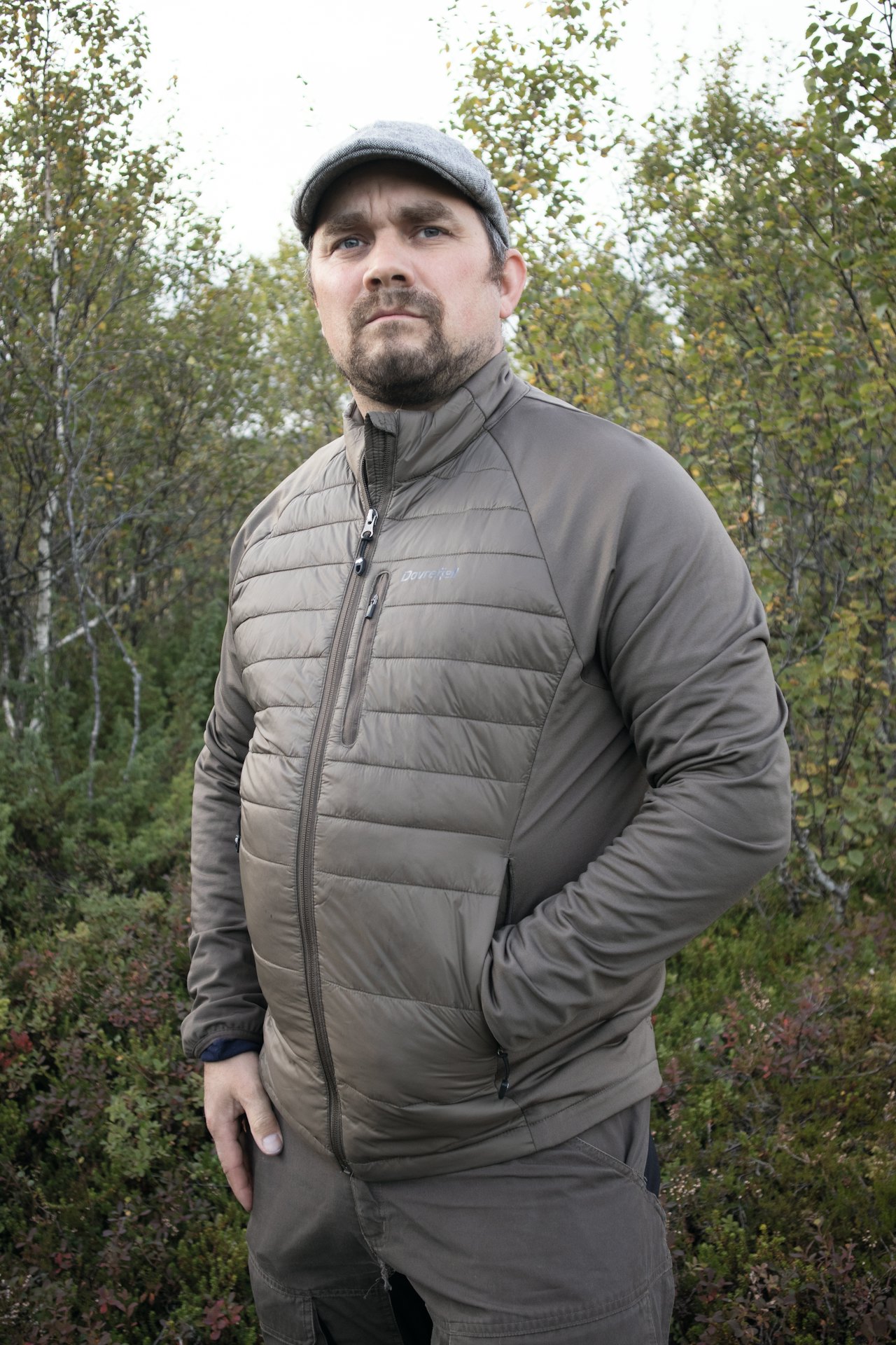 DOVREFJELL BARK: Hybrid dunjakke jeger ikledd Dovrefjell Bark dunjakke mellomlag