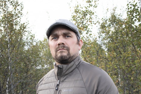 DOVREFJELL BARK: Hybrid dunjakke jeger ikledd Dovrefjell Bark dunjakke mellomlag