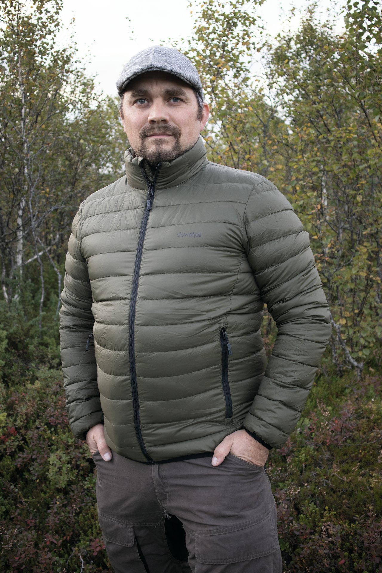 DOVREFJELL RIM: Rimelig mellomlagsjakke jeger ikledd Dovrefjell Rim dunjakke mellomlag