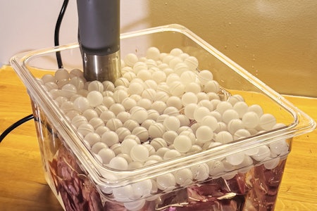 Fleksibel: Både størrelsen på Landig Lava Lavide Stick LX.20 sous vide-sirkulator og de smarte plastkulene som utgjør et tilpasningsdyktig lokk, gir ei fleksibel løsning for perfeksjonering av viltkjøttet. Lokk til boksen medfølger også. Fleksibel: Både størrelsen på Landig Lava Lavide Stick LX.20 sous vide-sirkulator og de smarte plastkulene som utgjør et tilpasningsdyktig lokk, gir ei fleksibel løsning for perfeksjonering av viltkjøttet. Lokk til boksen medfølger også.