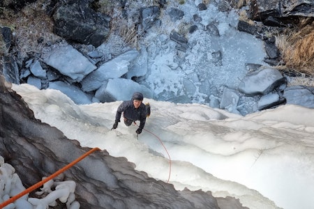 ENDELIG I GANG: Isklatresesongen er i gang i Romsdal, men forholdene er ikke bedre enn at det ble klatra is og klippe på omtrent samme sted samtidig. Her er Asbjørn Berg på Diederfossen sist helg. Foto: Roger Eidem ENDELIG I GANG: Isklatresesongen er i gang i Romsdal, men forholdene er ikke bedre enn at det ble klatra is og klippe på omtrent samme sted samtidig. Her er Asbjørn Berg på Diederfossen sist helg. Foto: Roger Eidem