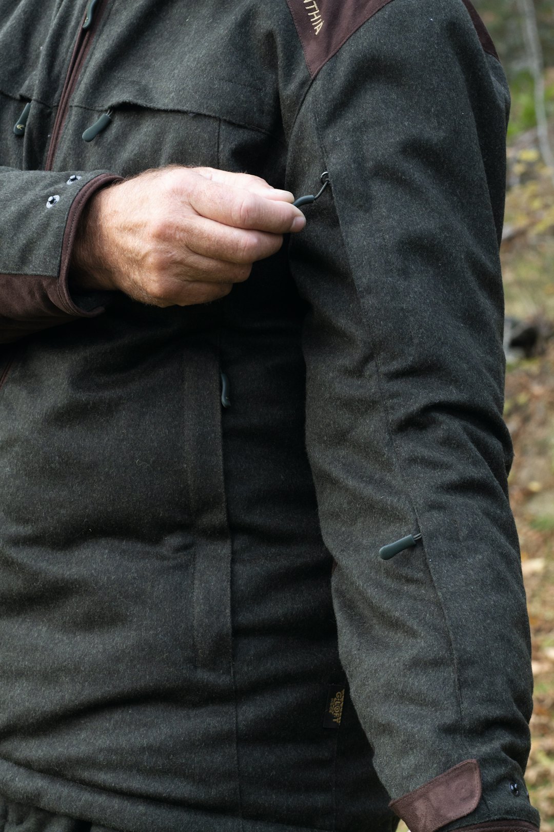 Carinthia har laget en meget behagelig jaktdress i loden. Blant de fine detaljene er lange glidelåser på bena og ventilasjon på ermene. Carinthia har laget en meget behagelig jaktdress i loden. Blant de fine detaljene er lange glidelåser på bena og ventilasjon på ermene.