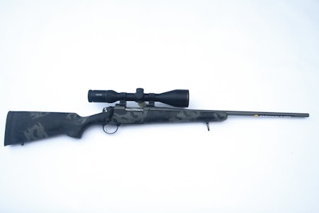 LETT: Bergara Premier Mountain 2.0 har en slank og rett stokk i karbonfiber. Bergara Premier Mountain 2.0 test lettvektsrifle 308 win