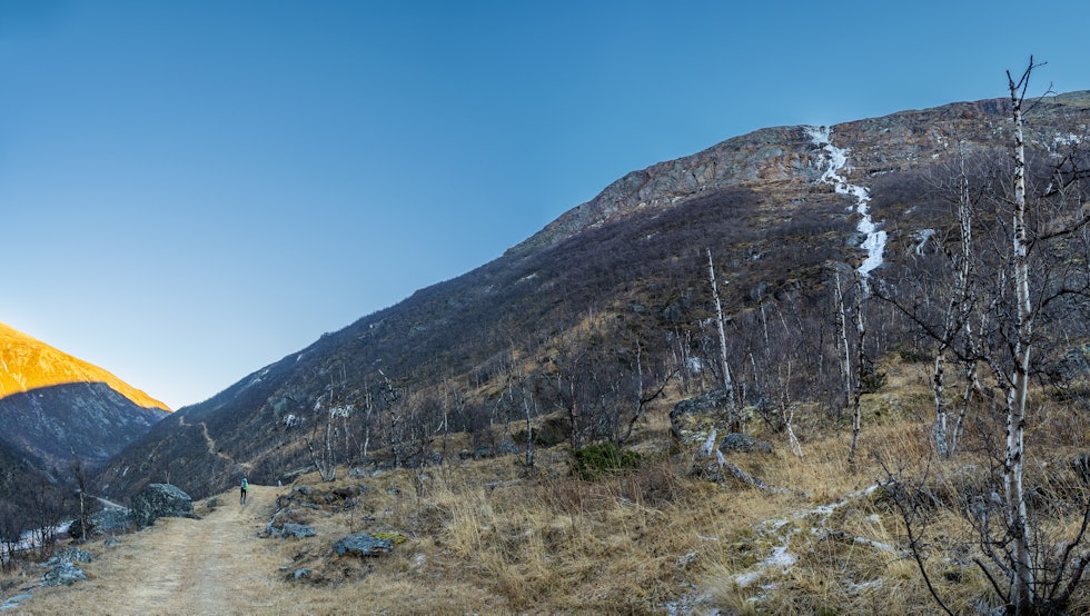 HVIT STRIPE: Lite snø i Drivdalen, men Kongsvollfossen har fryst! Foto: Nelson Neirinck
