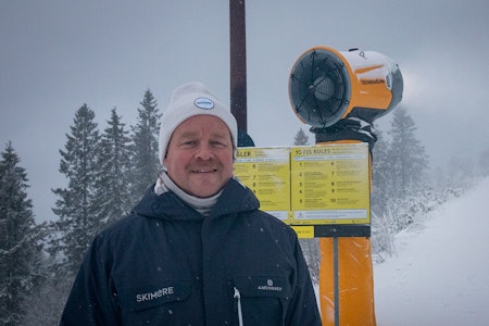 SESONGKORTKUNDER: Espen Bengston i Oslo Vinterpark sier at de ønsker  ere sesongkortkunder, og at gode tilbakemeldinger på det rimelige sesongkortet veier opp for de som ønsker andre typer heiskort i Oslos største skianlegg. Foto: Anders Holtet