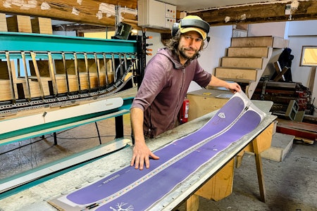 REPRESSED: Endre Hals har resirkulert 90 skipar under merkenavnet Repressed. Han mener skiene blir bedre hver gang de presses på nytt. Foto: Pål Røsrud